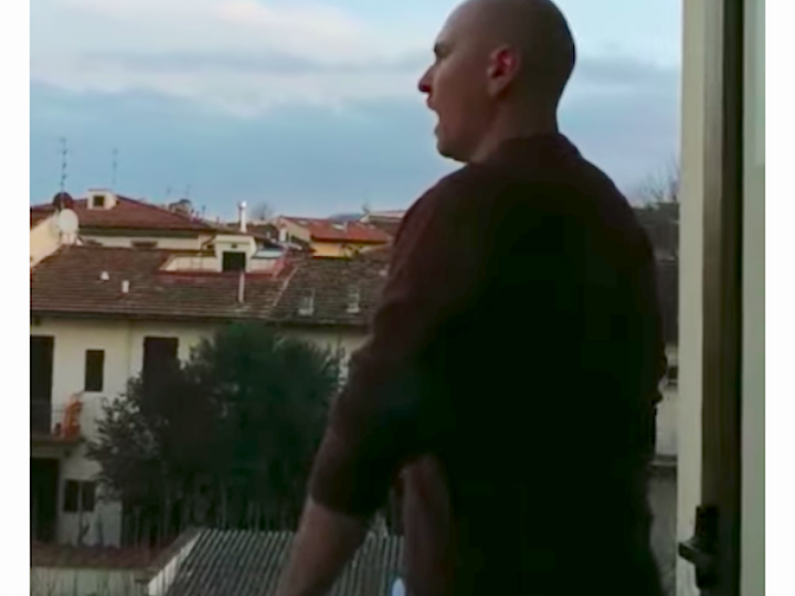 Maurizio Marchini zingt vanaf het balkon